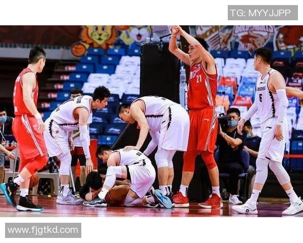 南京篮球队与上海篮球队赛后战术分析与复盘探讨