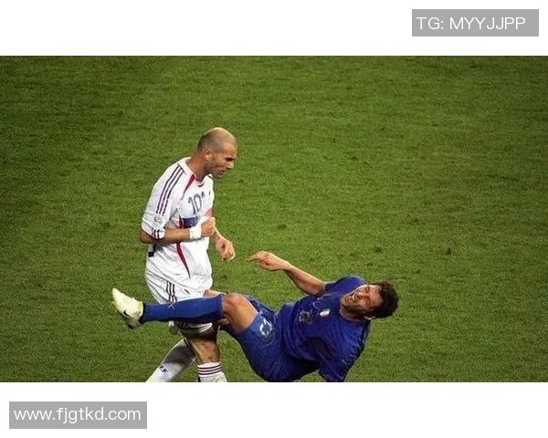 足球巨星意外受伤痛苦不堪赛场瞬间引发球迷热议 足球巨星意外受伤痛苦不堪赛场瞬间引发球迷热议