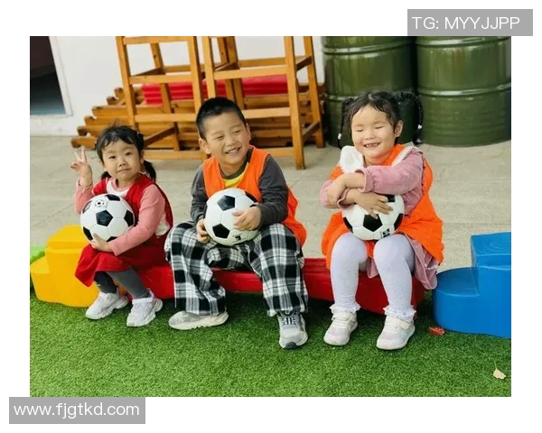 足球明星与孩子们的温馨对话揭示梦想与坚持的力量 足球明星与孩子们的温馨对话揭示梦想与坚持的力量