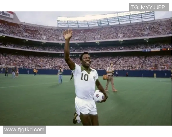 铅笔袋里的足球传奇贝利带你领略绿茵场上的辉煌与梦想 铅笔袋里的足球传奇贝利带你领略绿茵场上的辉煌与梦想