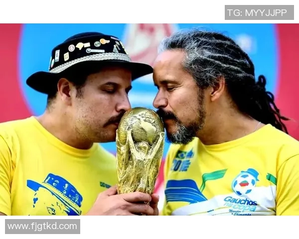 三名足球明星的传奇故事与他们对足球的热爱与奉献精神